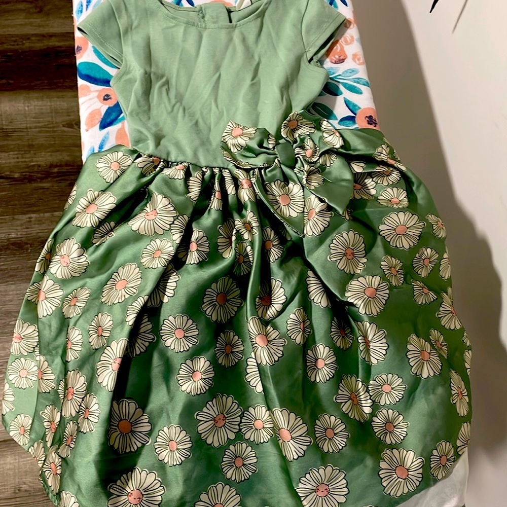 Beautiful Dress 👗/Gold zip up in the back